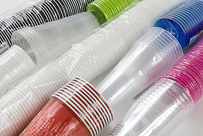 塑料餐具的多元图景 从日常生活到全景视觉探索